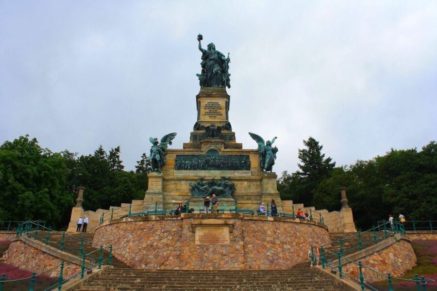 Rüdesheim: Private Guided Walking Tour - Meeting point: the cable car fountain on Oberstraße 37