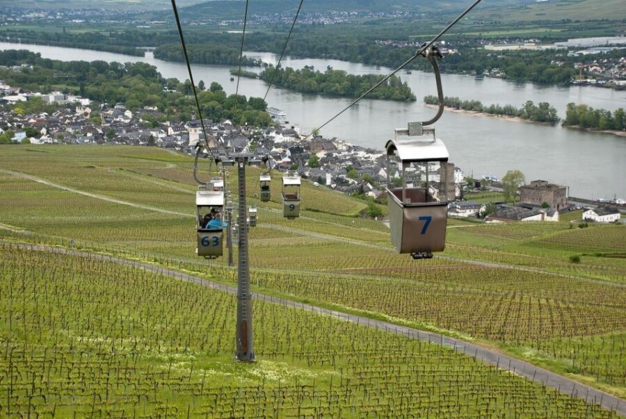 Rüdesheim: Private Guided Walking Tour - Market Square and the Klunkhards estate: wine decor and curved timber lines