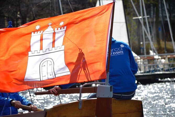 Sailing trip on the Hamburg Outer Alster - Stepping onto a 1960s-style two-master at the Außenalster