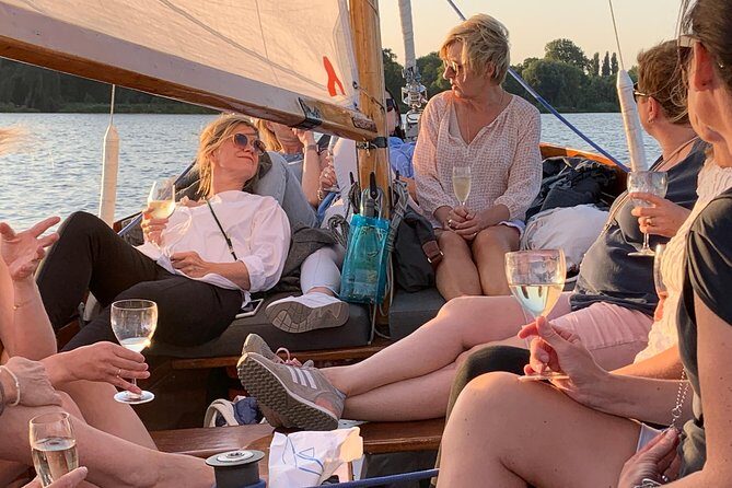 Sailing trip on the Hamburg Outer Alster - Life jackets, sailing tasks, and when you get to steer