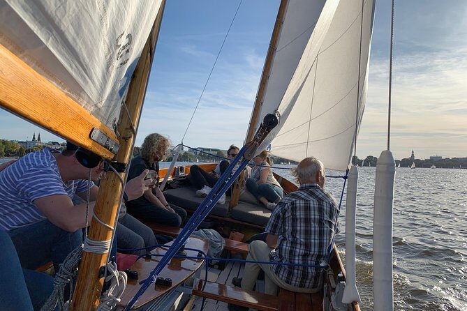 Sailing trip on the Hamburg Outer Alster - How the cruise moves on the water: calm lake, real sailing