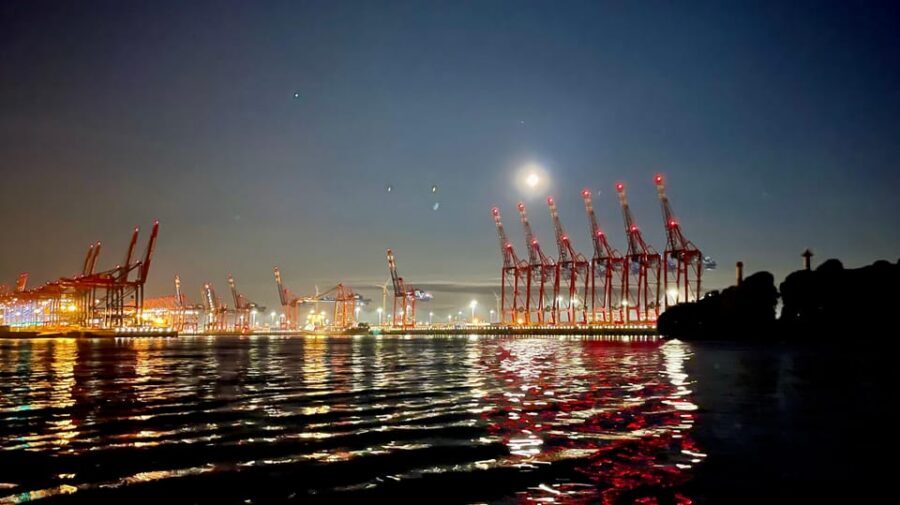 Sailing trip ''the Elbe by night", Hamburg/Elbe - The sailing lesson: navigation, safety, and steering at your pace