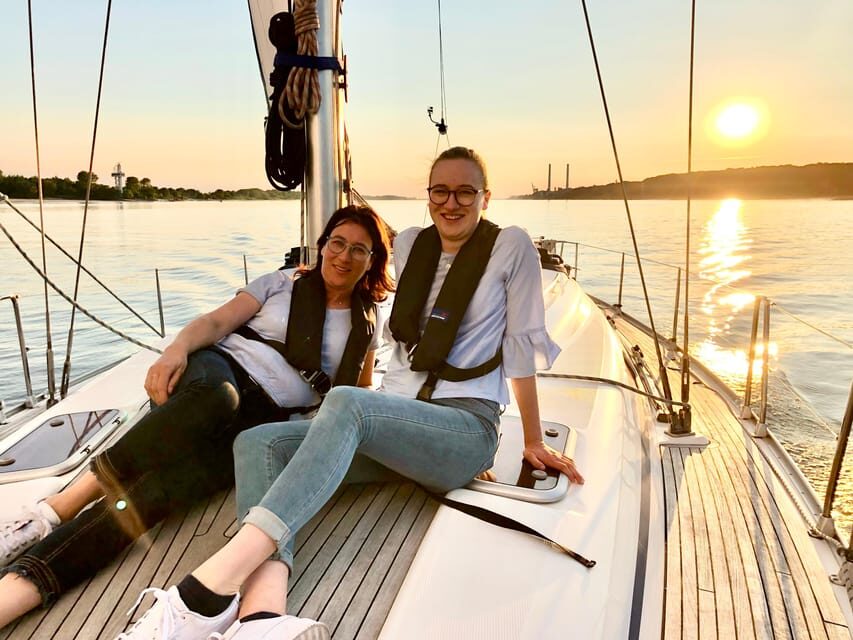 Sailing trip ''the Elbe by night", Hamburg/Elbe - From daytime to night: what to watch as the lights come on