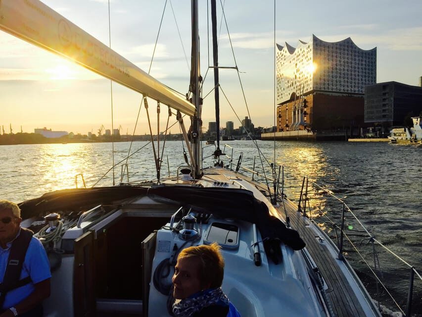 Sailing trip ''the Elbe by night", Hamburg/Elbe - Big ships and calm control: how the Elbe feels in real time