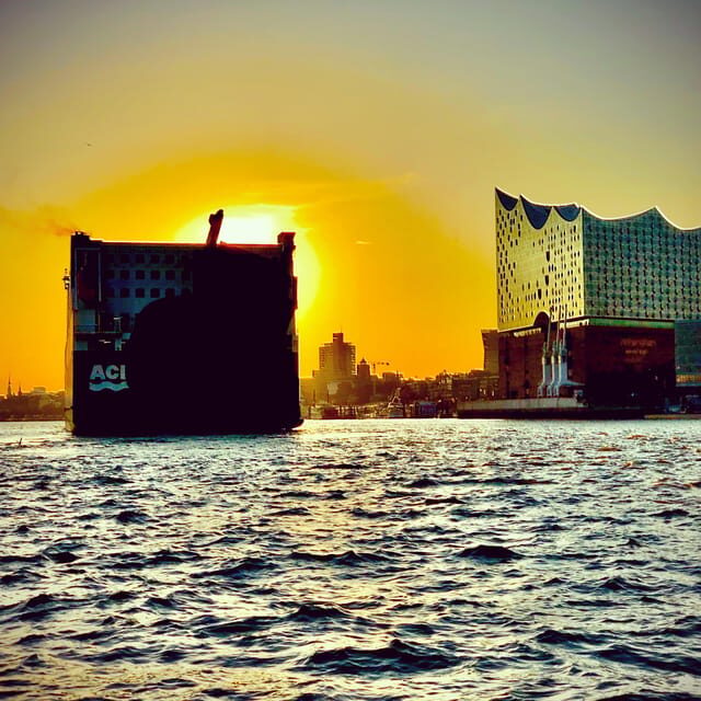 Sailing trip ''the Elbe by night", Hamburg/Elbe - When weather changes your plan, and what to wear