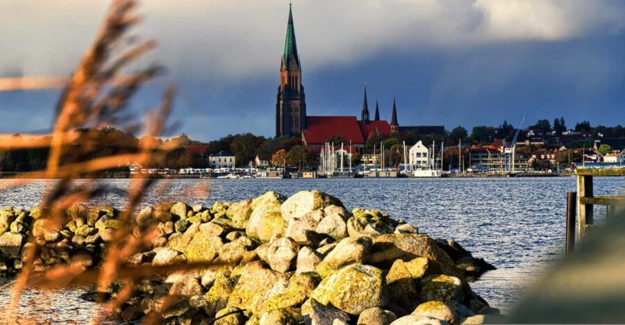 Schleswig: Highlights tour (cathedral, old town, Holm, city harbor) - Holm fishing village walk and St. John’s Monastery area