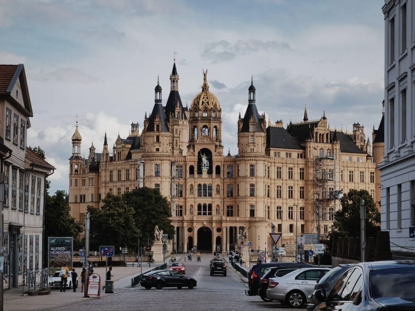 Schwerin: Private Guided Walking Tour - Schwerin Palace by Lake Schwerin: the romantic centerpiece