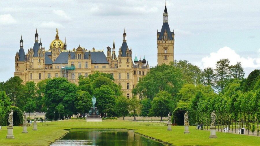 Schwerin: Private Guided Walking Tour - The old town walk: Schwerin’s tight timeline from 1018 to 1160