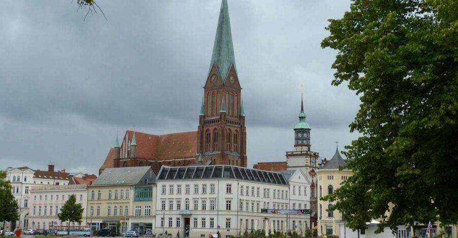 Schwerin: Private Guided Walking Tour - Meeting in front of Schwerin Castle: get your bearings fast