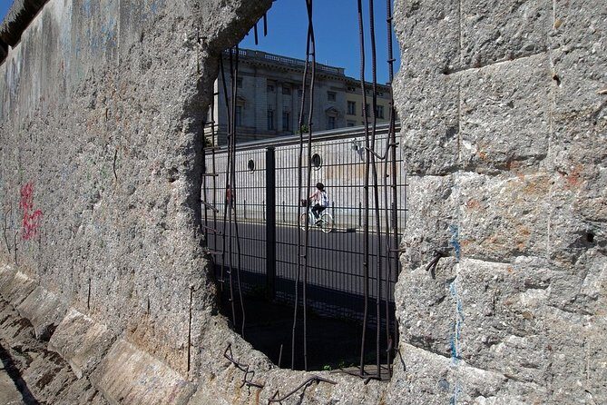 Self-Guided Audio Tour-The Fall of the wall: A light for humanity - Choosing your pace: stops plus optional memorials and museums