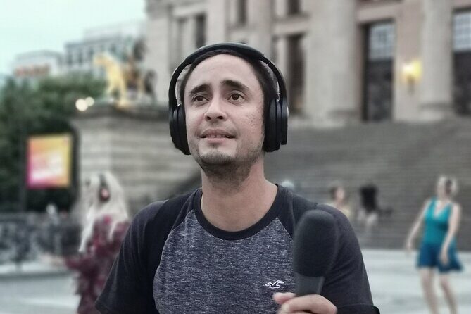 Silent disco through downtown Berlin with flash mobs - What to wear and bring for a 9 pm dance walk