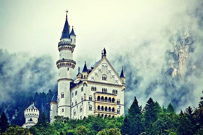 Skip the Line: Neuschwanstein Castle Private Tour From Füssen or Hohenschwangau - Downhill by horse carriage to Hohenschwangau
