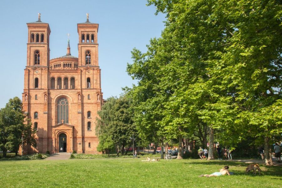 Small Group Tour: "Wild Kreuzberg" - Oberbaumbrücke: a symbolic East–West finish