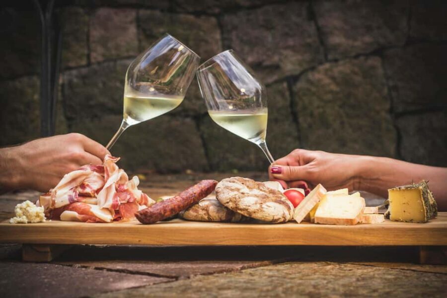 South Tyrolean specialties and wine tasting - Marende pairing: bacon, cheese, Kaminwurzen, and Schüttelbrot