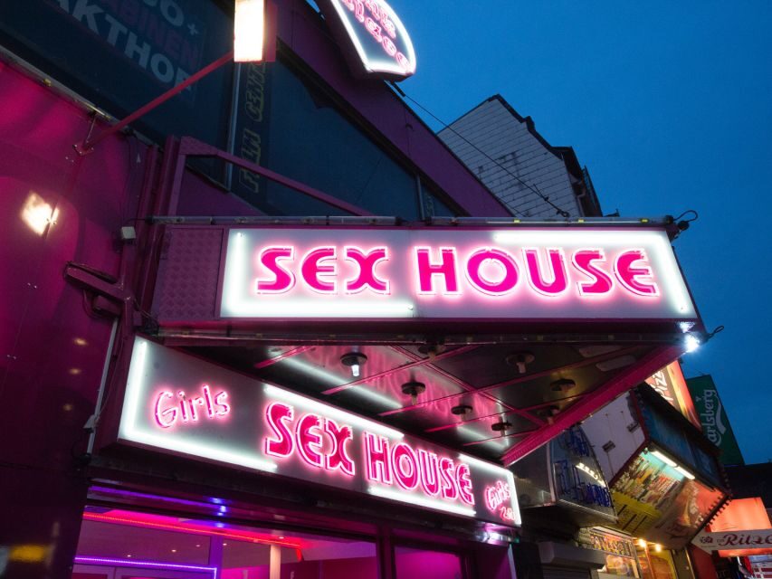 St. Pauli Tour: Drag-Attack with Barbie Stupid & Lee Jackson - A sex shop peek: what you should expect (and how to handle it)