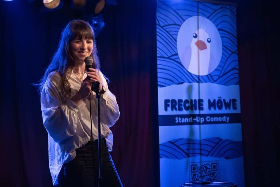 Stand-up comedy at Indra - Freche Möwe - The comedy style: everyday life, absurd mind games, and point-blank honesty