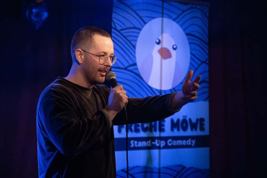 Stand-up comedy at Indra - Freche Möwe - How the show runs: from curtain-up at 7:00 to improv with the crowd