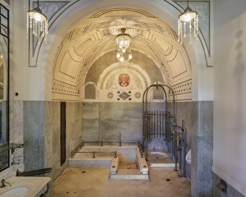 Stein: Guided tour of Count von Faber-Castell's castle - Entering Faber-Castell’s Castle World