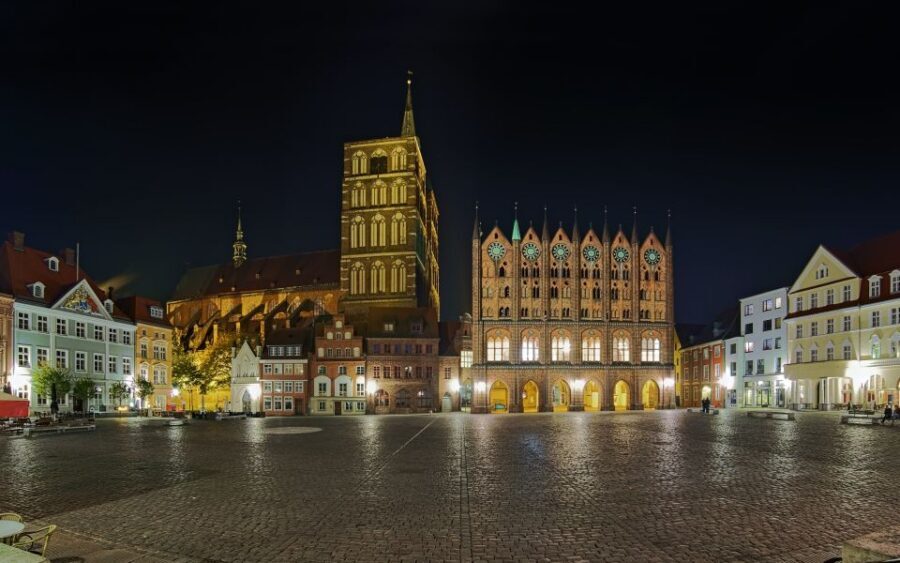 Stralsund: Old Town Evening Tour with a Night Watchman - The Night Watchman’s Style: Stories That Don’t Fight the Facts