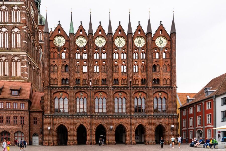 Stralsund: Old Town Highlights Private Walking Tour - Extending to 3 hours: St. Jakobi and Heilgeist adds more texture