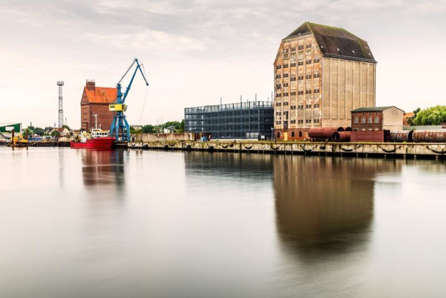 Stralsund: Old Town Highlights Private Walking Tour - The 4-hour option: a bay boat cruise under Rügenbrücke and around Danholm