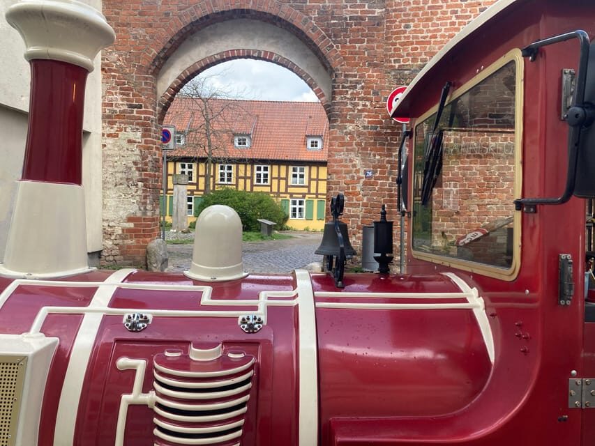 Stralsund: Stadtrundfahrt durch die historische Altstadt - Rolling Into Stralsund: how the DARSSBAHN makes the old town readable