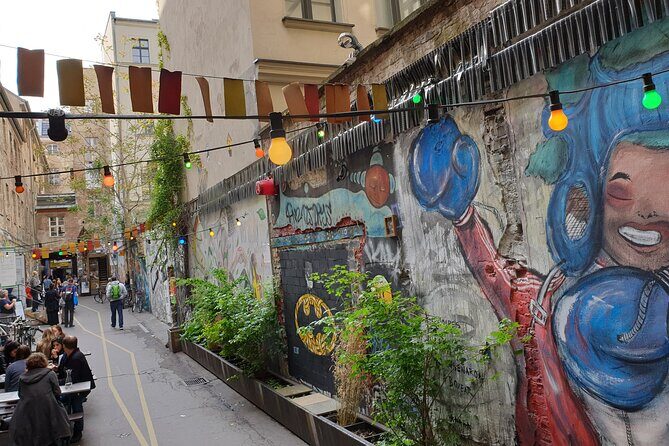 Street Art and Alternative Tour of Berlin in French - Start at Vive Berlin Tours (Potsdamer Platz 10): the ticketed first moment