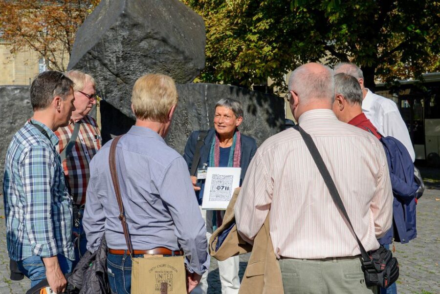 Stuttgart: entertaining guided tour to old town highlights - Schillerplatz and Palace Square: where the city shows up in public life