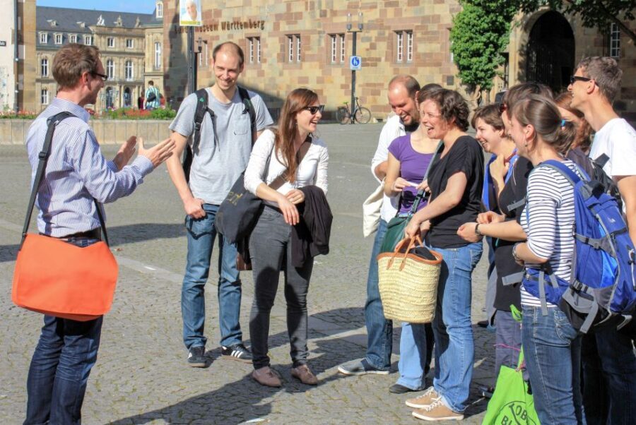 Stuttgart: entertaining guided tour to old town highlights - Meeting at the New Castle music pavilion: start smoothly