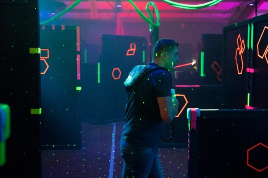 Stuttgart: Indoor Lasertag Experience - Inside the Darkened Arena: How the 1000m² Labyrinth Plays
