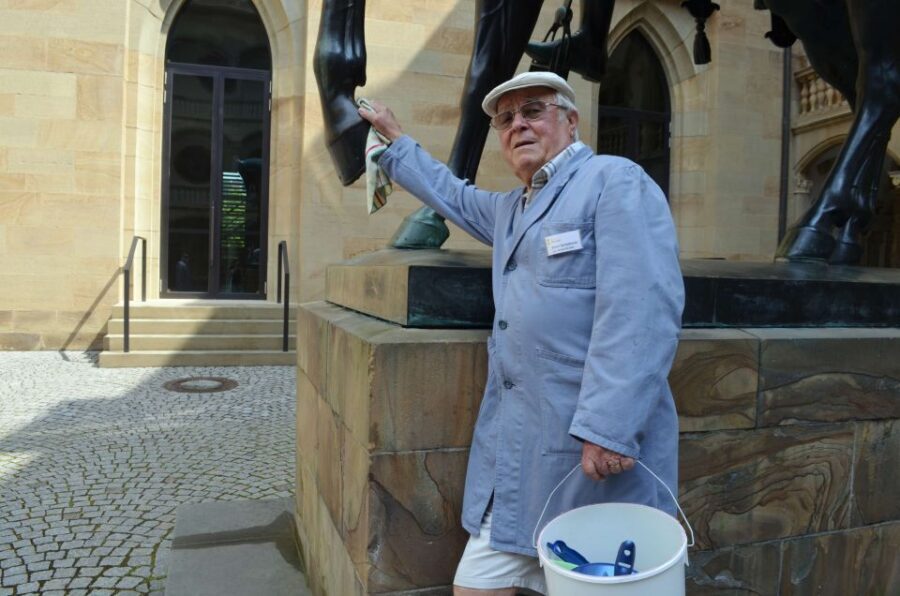Stuttgart: "Kehrwoche" Tour in Swabian - The broom-and-duster performance: what it adds to sightseeing