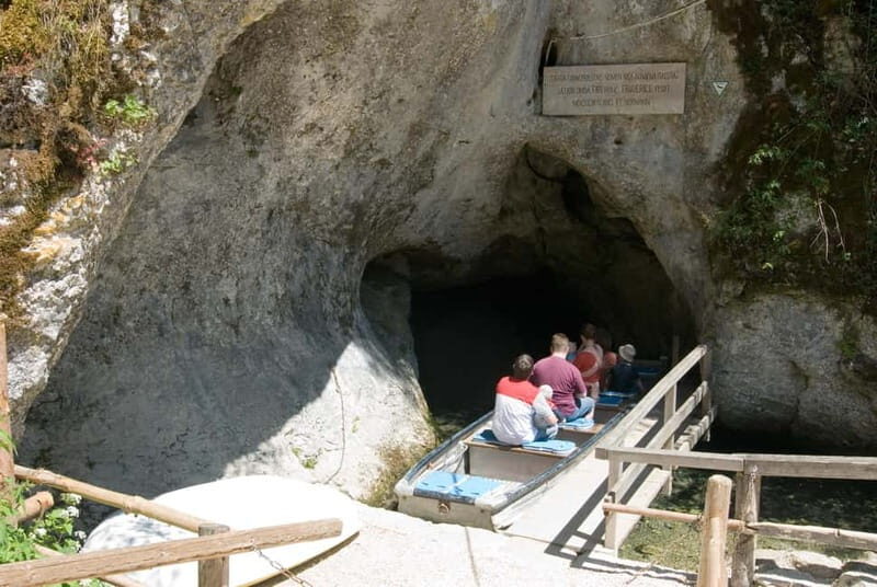 Swabian Jura: Entering the Wimsen Cave by boat - The 70-meter boat ride through the cave: how the experience actually feels