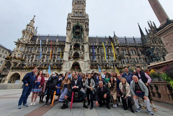 The Old Town Walking Tour: Munich - Stop 5: Staatliches Hofbräuhaus inside, with famous-beer-hall context