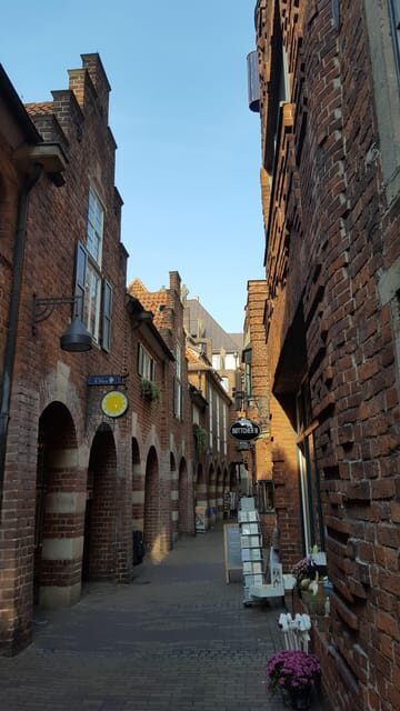 Truth or lie? - A special tour through Bremen's Old town - Where the game starts: St. Peter’s Cathedral steps