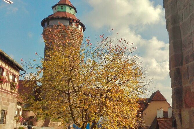 Walking tour Nuremberg - Starting at Schöner Brunnen: legend meets Gothic detail