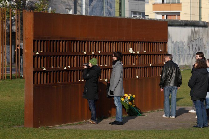 Wall Tour Berlin - Fates, Heroes & Love Stories - How this 2-hour Wall walk fits into Berlin