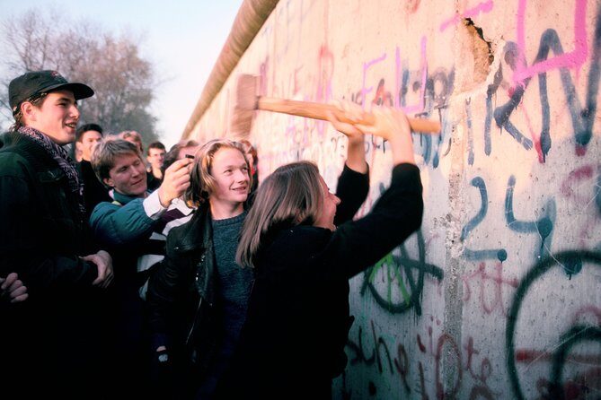 Wall Tour Berlin - Fates, Heroes & Love Stories - East vs West in Berlin: the loudspeaker war and the last beat