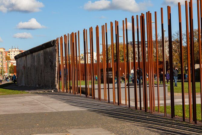 Wall Tour Berlin - Fates, Heroes & Love Stories - Where you start (Elisabeth-Schwarzhaupt-Platz) and where you end near Mauerpark