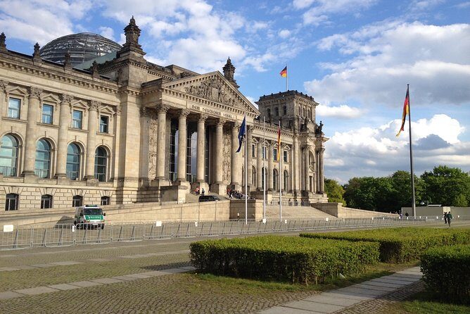 Welcome/Farewell SightseeingTaxi Tour +Transfer from/to the airport - Brandenburg Gate to Unter den Linden: Berlin’s Public Stage