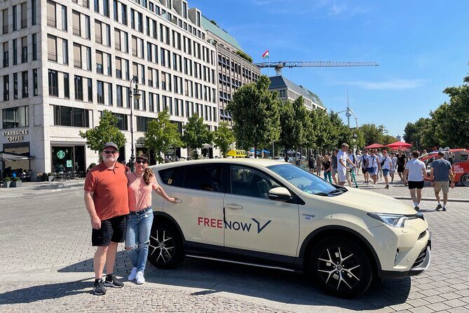 Welcome/Farewell SightseeingTaxi Tour +Transfer from/to the airport - Pariser Platz and the Rebuilt Center: Elegance with Complicated Edges