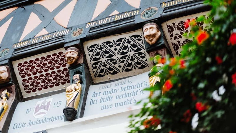 Wernigerode: Daily city tour "1000 steps around the town hall" - St. Sylvestrikirche in the middle of town: a church stop with context