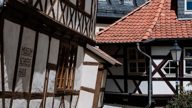 Wernigerode: Daily city tour "1000 steps around the town hall" - The flower clock stop: a small landmark that helps you remember the route