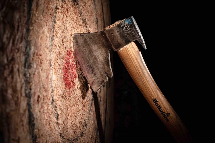 WOODCUTTER - AXE THROWING & BAR EXPERIENCE IN FRANKFURT - Axe Throwing in the Middle of Frankfurt: Why This Works