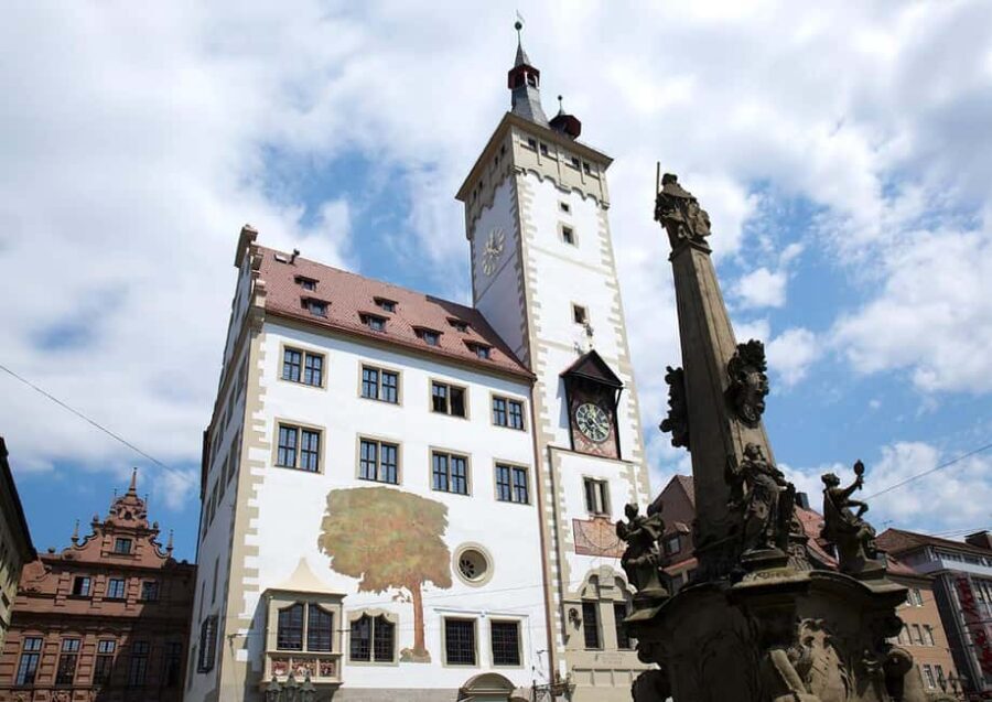 Würzburg: Brückenschoppen (guided tour with wine) - Meeting in the Falkenhaus: getting oriented fast